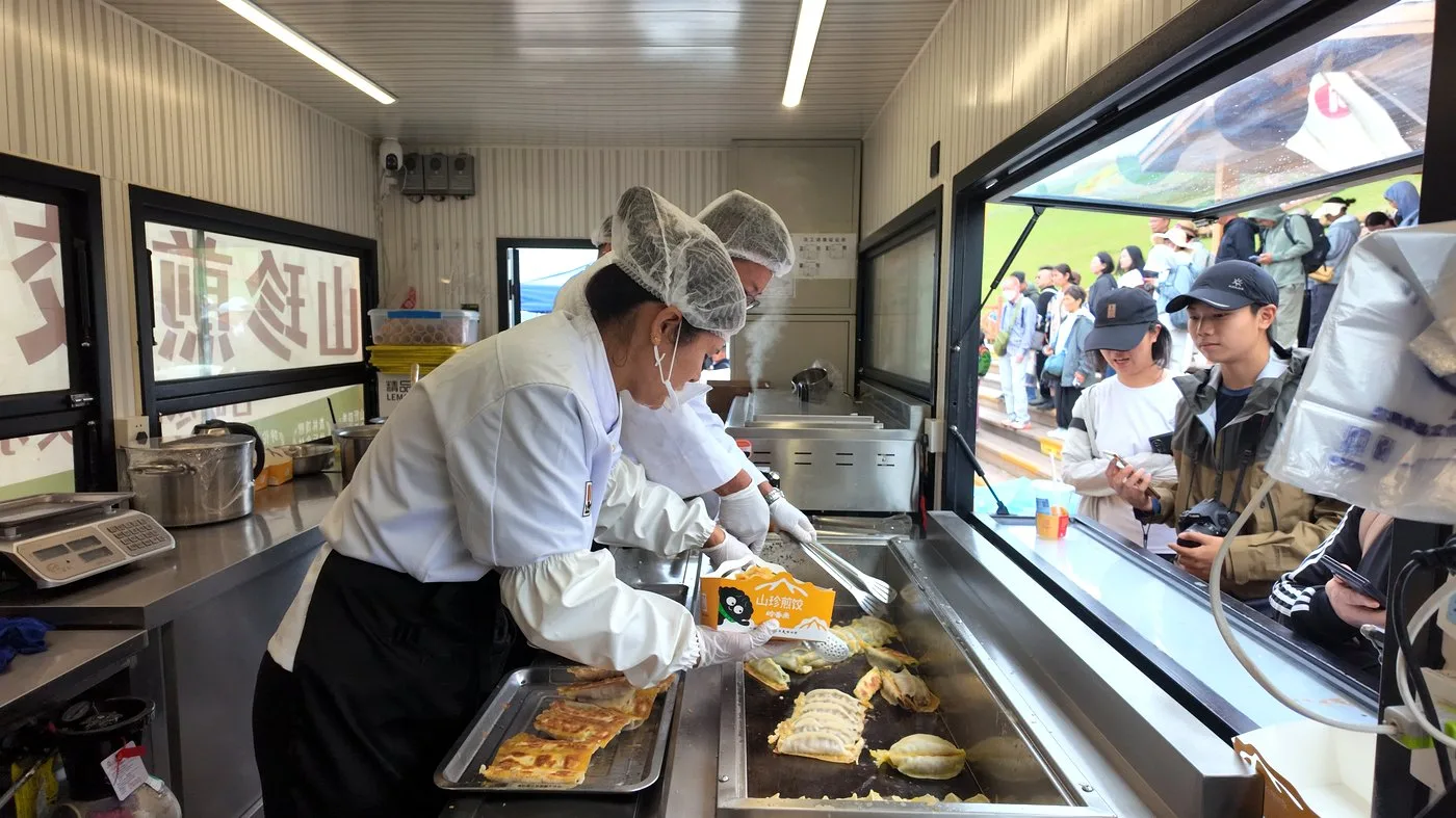 岭香来门店 · 现煎现制与窗口出品