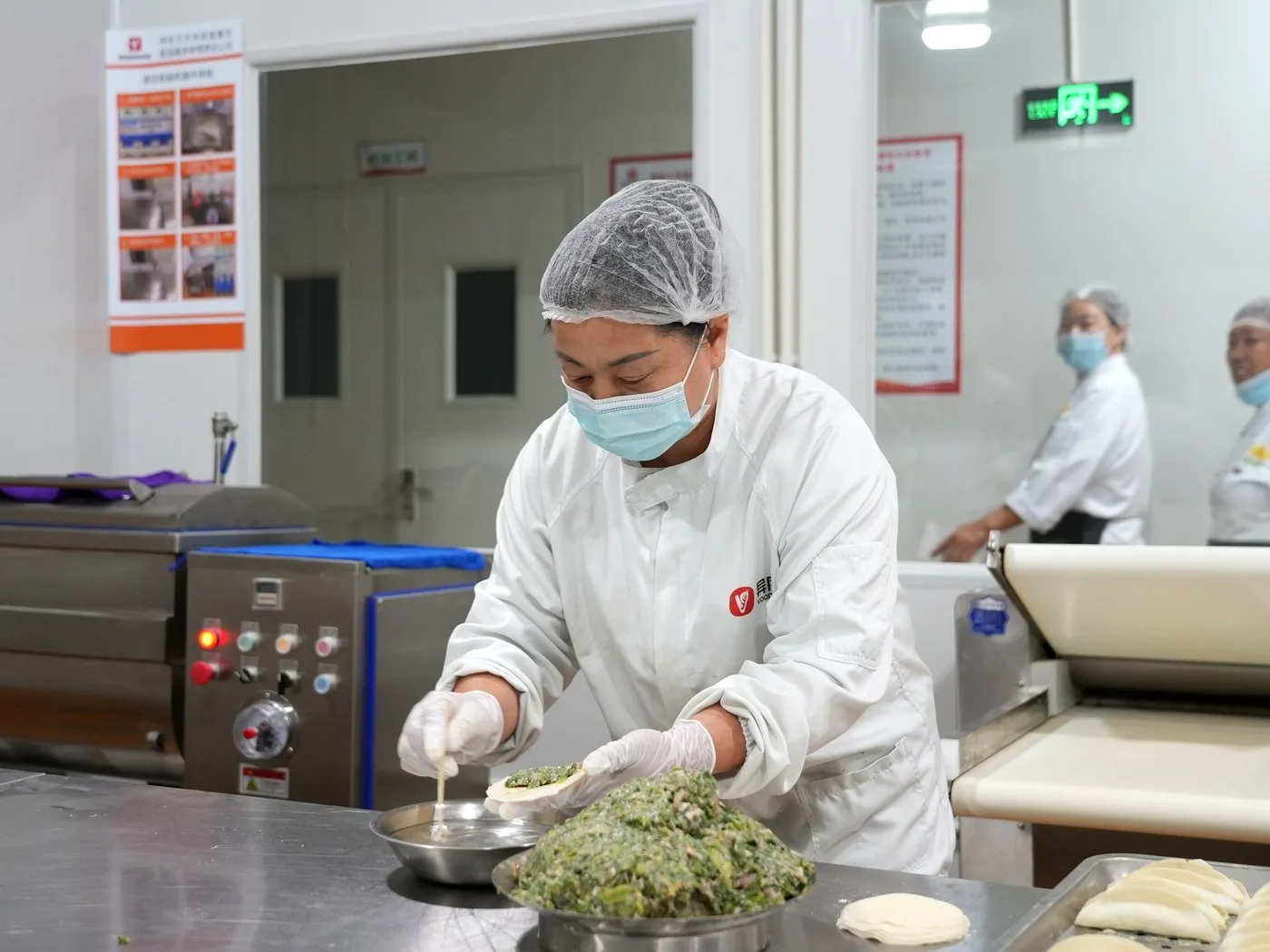岭香来中央厨房 · 馅料的现包现制