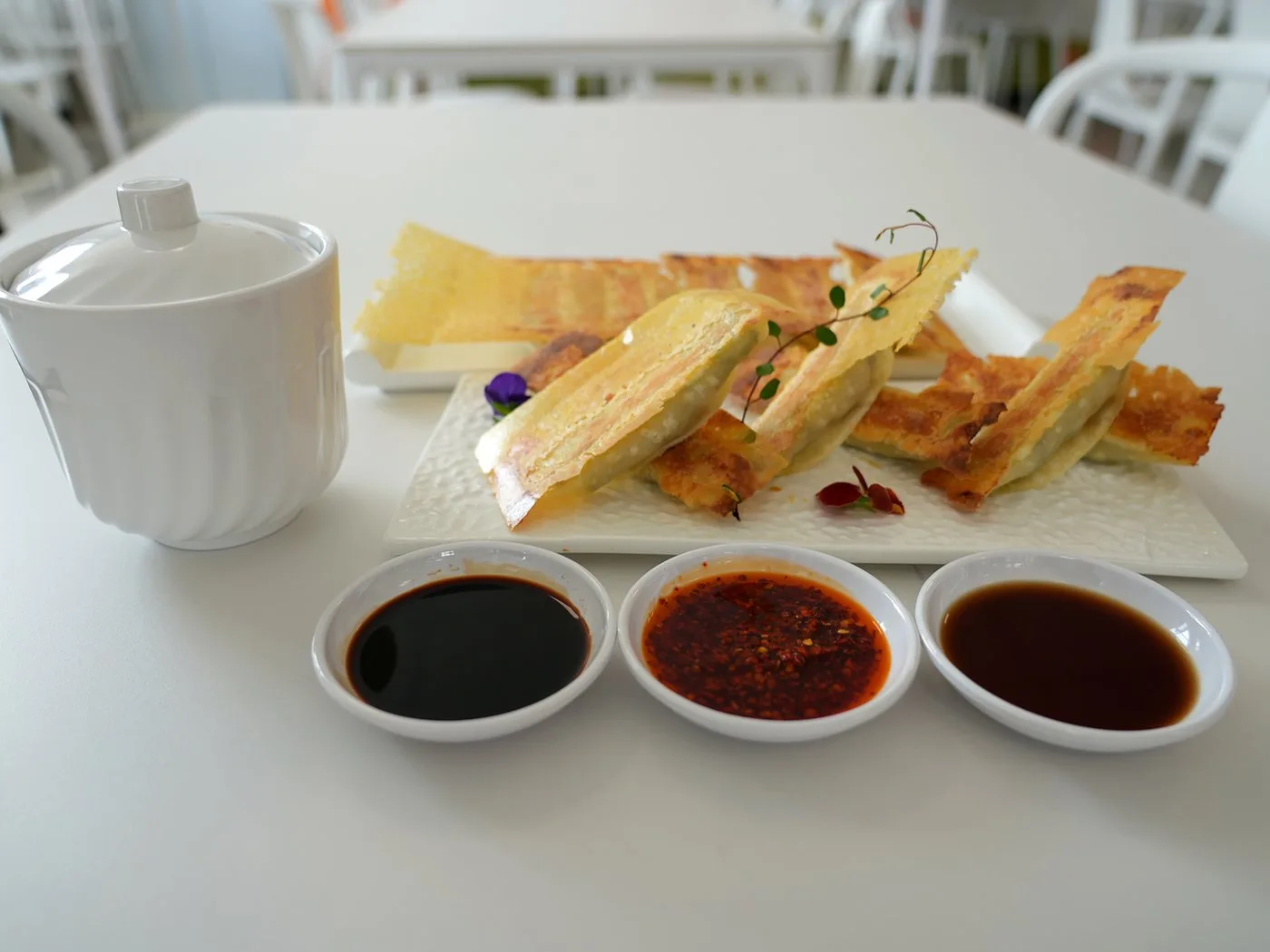 岭香来锅烙的出品摆盘 · 配三碟蘸料与茶杯